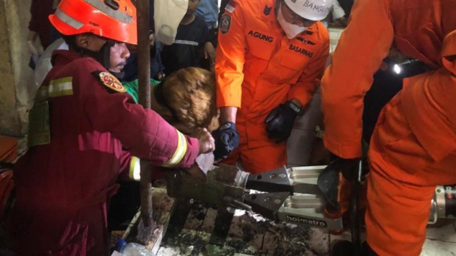 Basarnas Bandung Evakuasi Tangan Ketarik Penggiling Daging