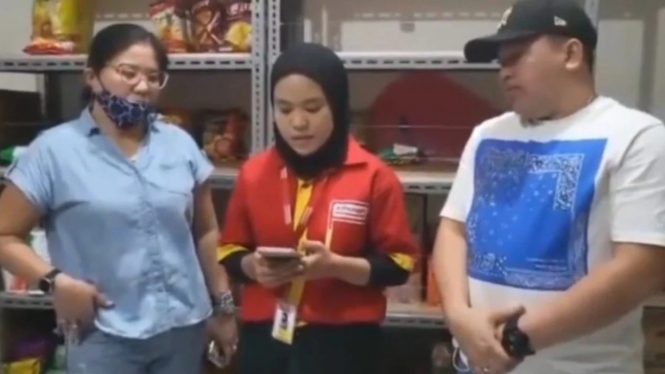 Emak-emak bermobil Mercy Tuntut Karyawan Alfamart Minta Maaf