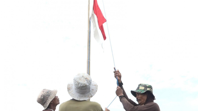 Petani kibarkan bendera Merah Putih di tengah sawah