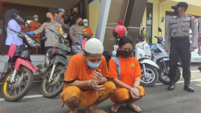 Dua sejoli curi motor teman