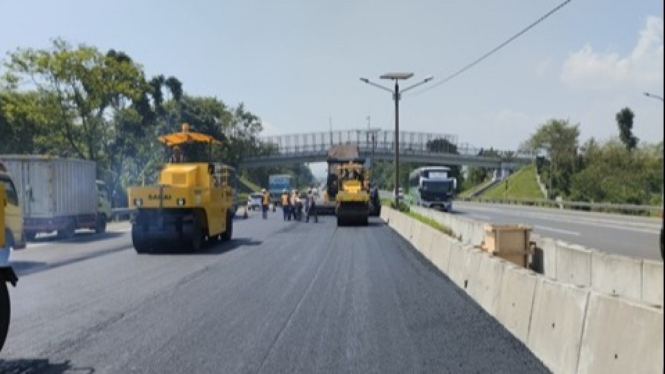 Pemeliharaan jalur Tol Padaleunyi Bandung