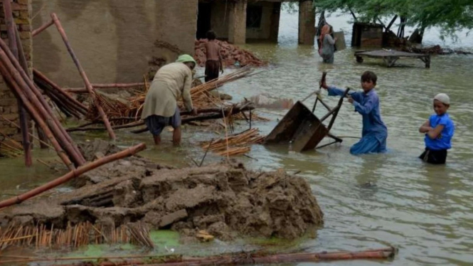 Pakistan diterjang banjir bandang