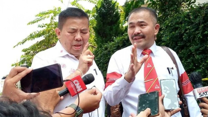 Pengacara Kamaruddin Simanjuntak (kanan)