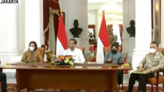 Presiden Jokowi bersama para Menteri