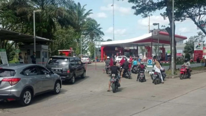 Antrean Kendaraan di SPBU Kota Tangerang.
