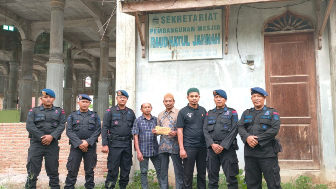Brimob Aceh salurkan bantuan