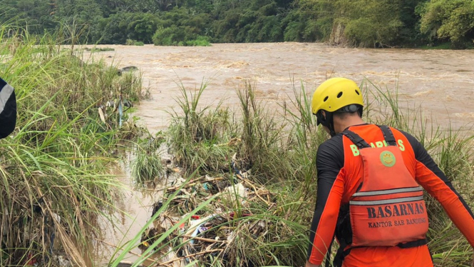 Tim Basarnas Mencari Korban di Sungai Cikanyere