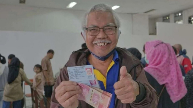 Warga menerima BLT BBM di Kota Bandung