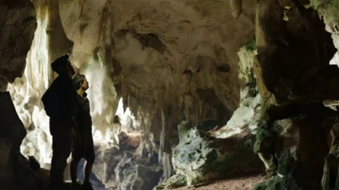 Tim arkeoloh yang sedang menelusuri gua di Kalimantan