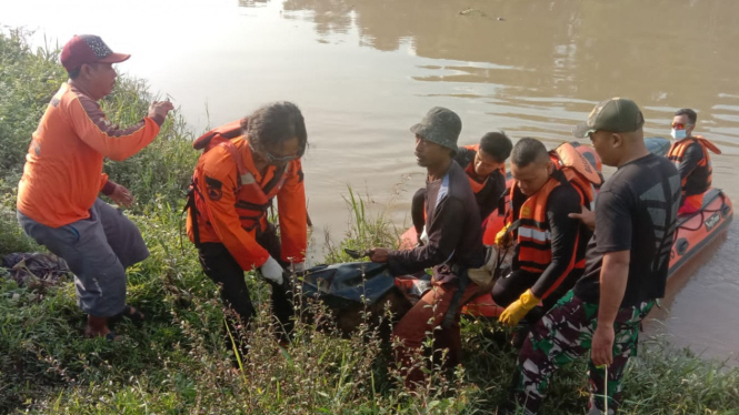 Evakuasi Jenazah di Sungai Citarum