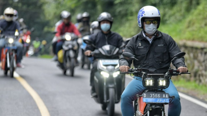 Ridwan Kamil dengan Motor Listriknya