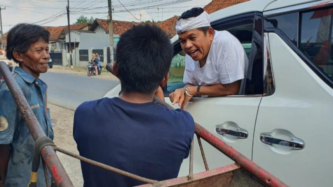 Dedi Mulyadi dengan Penarik Gerobak Ditinggal Ibu Sejak Bayi