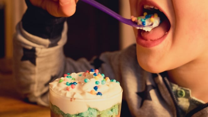 Ilustrasi anak makan es cream