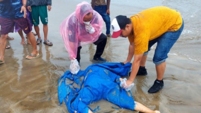 Mayat wanita ditemukan tanpa busana di pinggir pantai