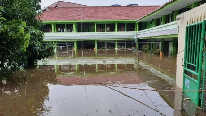 Banjir menggenangi MtsN 19 Pondok Labu