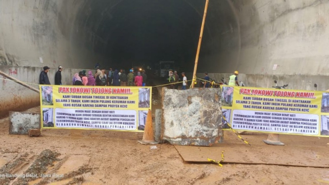 Warga terdampak di Purwakarta blokade terowongan KCIC