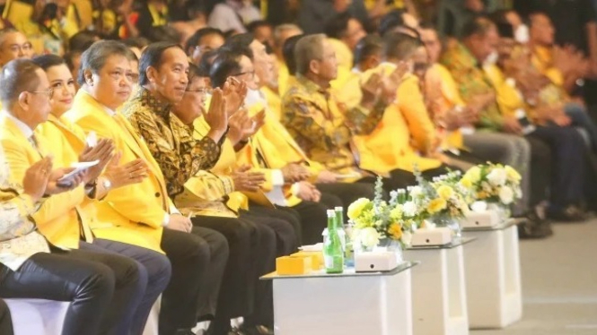 Presiden Jokowi bersama Airlangga Hartarto di HUT Golkar