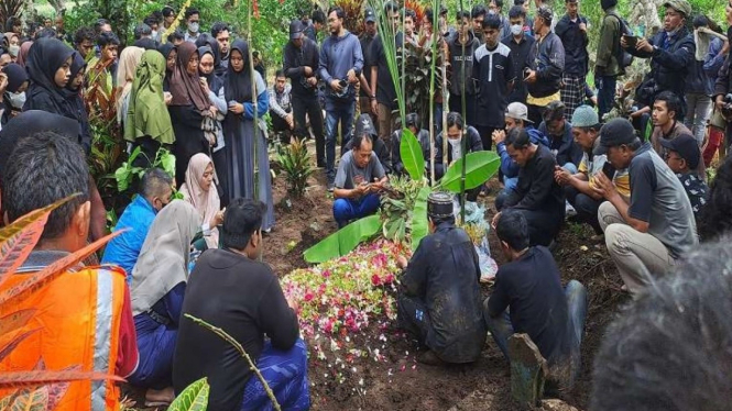 Farzah Dwi Kurniawan (20 tahun), dimakamkan.