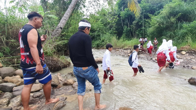 Siswa SD di Purwakarta lewati sungai demi bersekolah