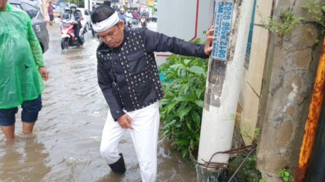 Dedi Mulyadi saat meninjau lokasi banjir di Purwakarta