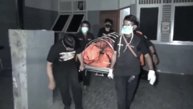 Polisi mengevakuasi jenazah korban tewas di Kalideres