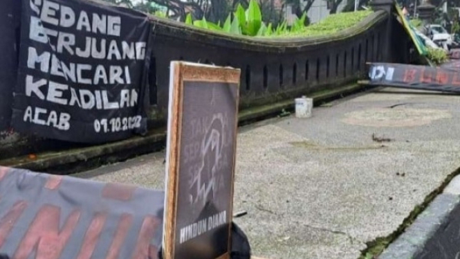 135 Keranda ditaruh di Taman Alun-alun Malang