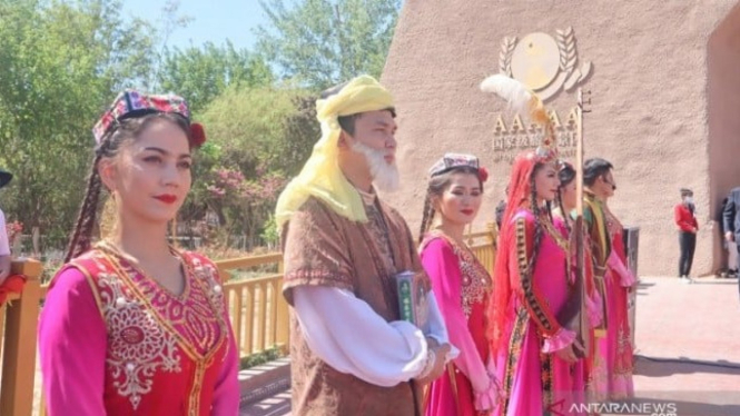 Perempuan Suku Uighur