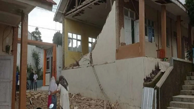 Rumah warga Cianjur rusak parah akibat gempa
