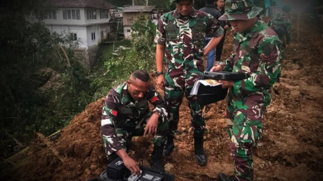 Pasukan Resimen Zeni Konstruksi TNI AD di Lokasi Gempa Cianjur