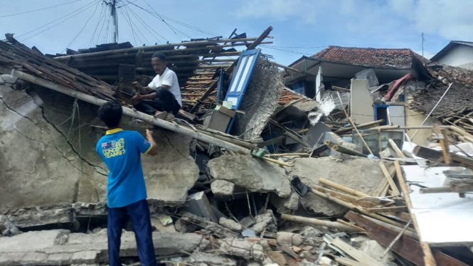 Rumah runtuh akibat gempa Cianjur