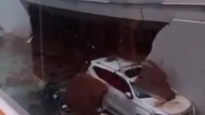 Mobil Pajero tertimpa tembok roboh akibat longsor
