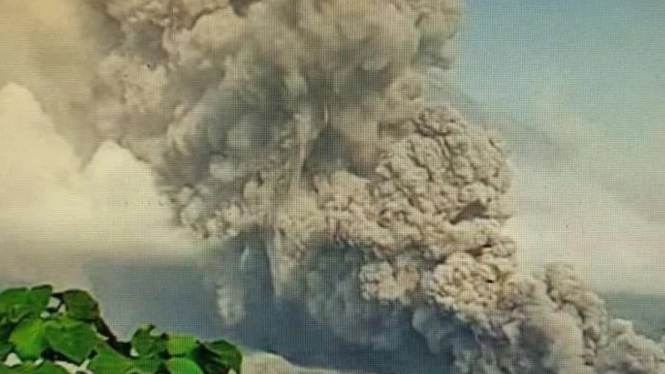Gunung Semeru muntahkan awan panas