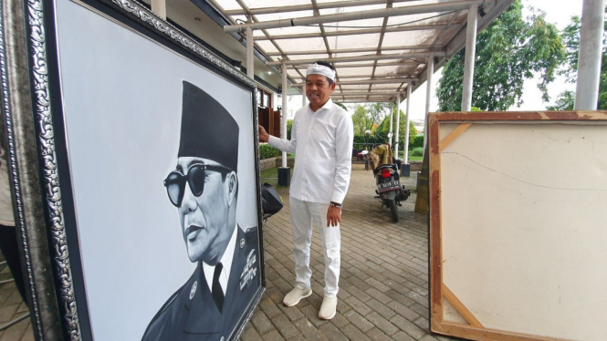 Kang Dedi angkut lukisan di Gedung Kembar