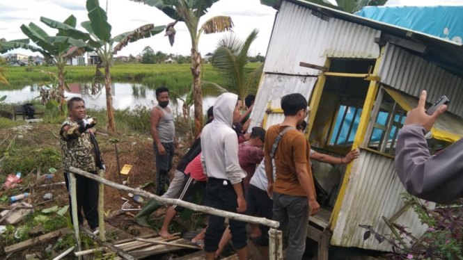 Warga bongkar paksa akses jalan ditutup pagar seng oleh perusahaan