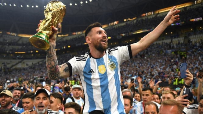 Lionel Messi menyabet tropi pemain terbaik di Piala Dunia 2022