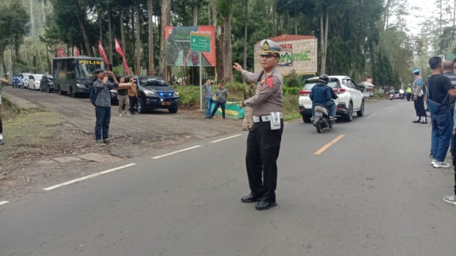 Pengamanan arus lalulintas oleh Polresta Bandung