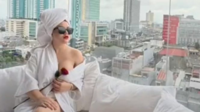 Video Bokep Kiki Amelia Xnxx - Tak Kalah Viral dari Kebaya Hijau, Ini Video Seksi Renna Dyana
