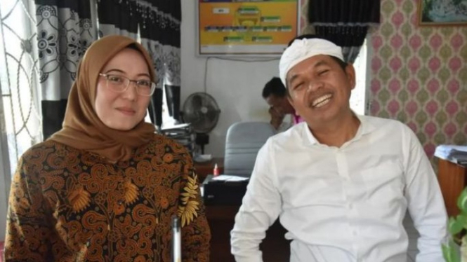 Kang Dedi Mulyadi bersama wanita yang disebut mirip Bupati Anne