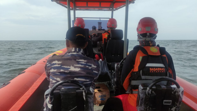 Pencarian korban Kapal Tenggelam di Perairan Karimata
