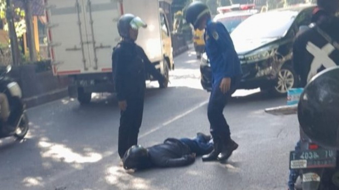 Pemotor terjatuh dan tak sadarkan diri di Jalan Ciganea Purwakarta