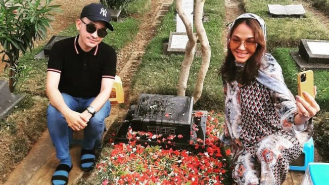 Ruben Onsu dan Bunda Corla saat ziarah ke makam Olga