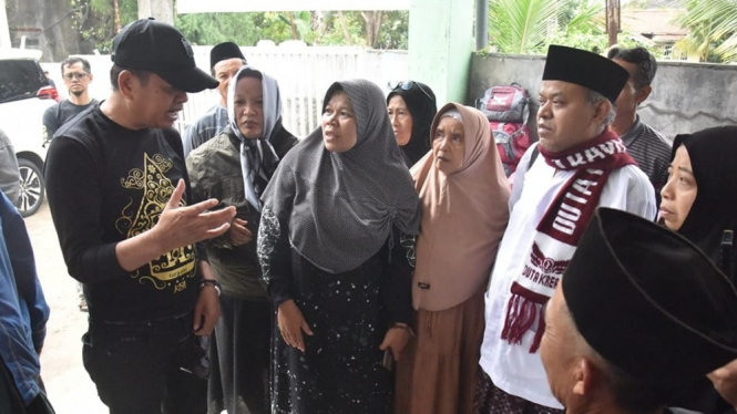 Kang Dedi Mulyadi bersama para korban travel bodong
