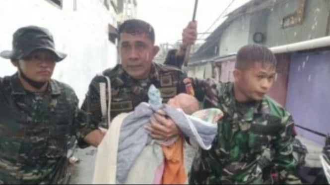 Prajurit TNI AD menyelamatkan bayi yang terjebak banjir di Manadk