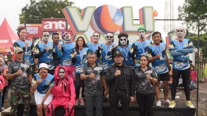 Parade Lato-lato dan artis di Kota Bandung