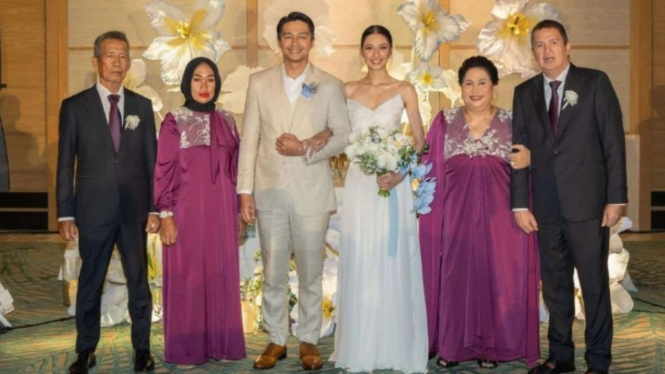 Potret pernikahan Deva Mahenra dan Mikha Tambayong