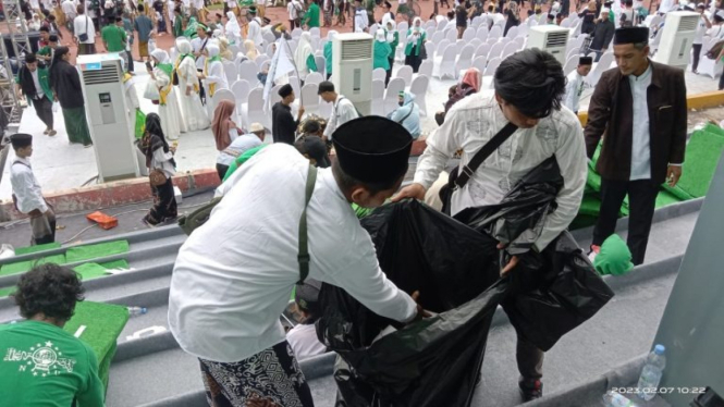 Ansor bersihkan sampah di area Sadion Gelora Delta Sidoarjo