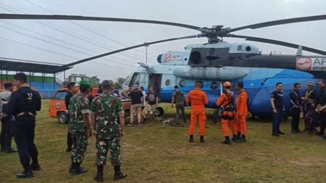 Evakuasi Helikopter Jatuh di Jambi