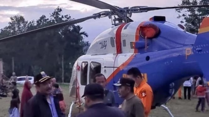 helikopter jatuh di jambi di evakuasi tim sar