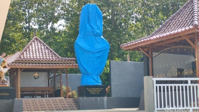 Patung Bunda Maria di Kulon Progo Yogyakarta ditutup terpal