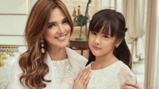 Nia Ramadani Tik Tokan Bareng Putrinya Netizen Dibuat Salfok